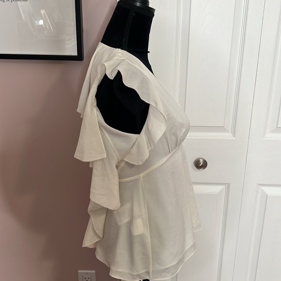 Angelic BCBG Maxazria open keyhole back sleeveless blouse in cream sz XS - Picture 5 of 9